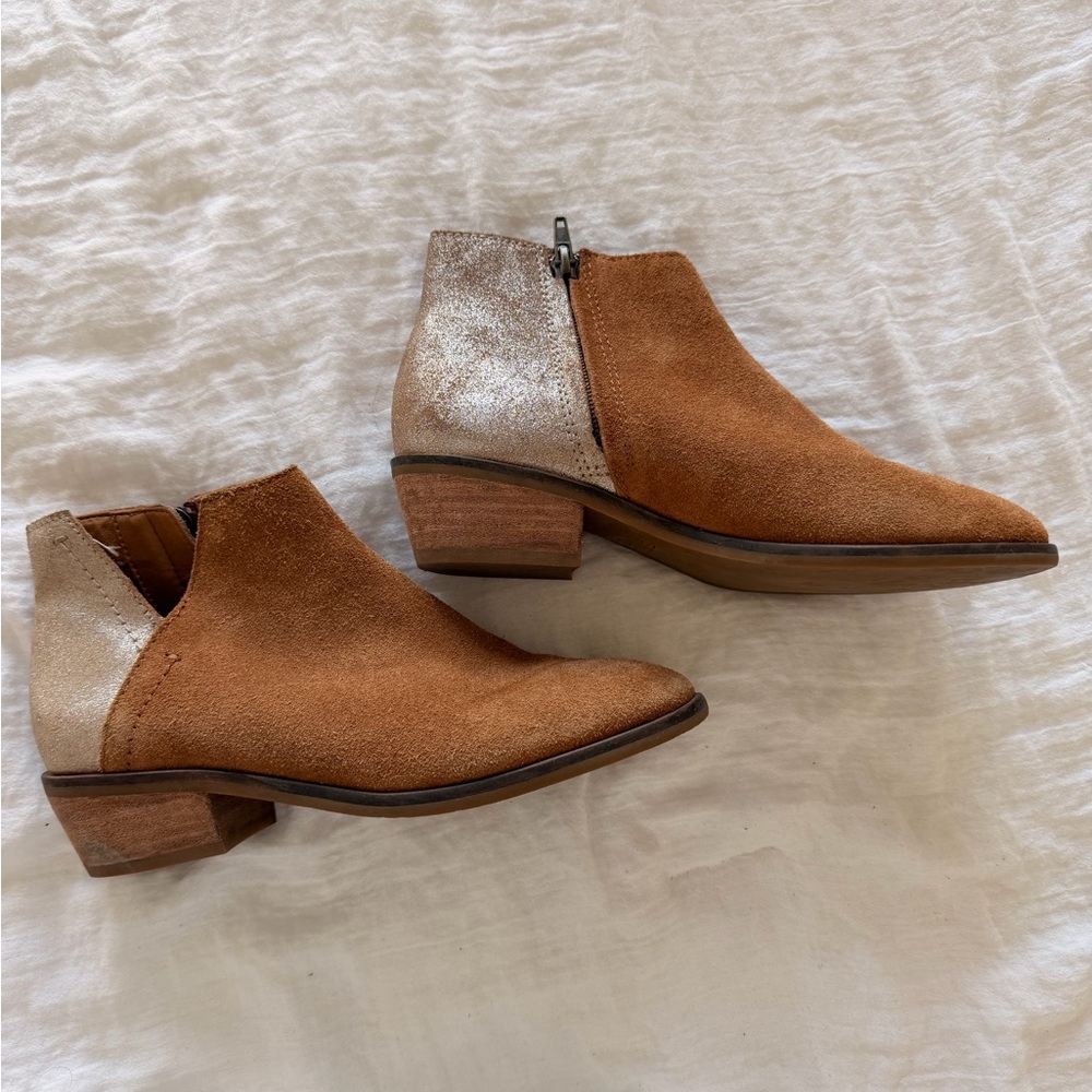 FRYE AND CO. Tan and Silver Ankle Booties